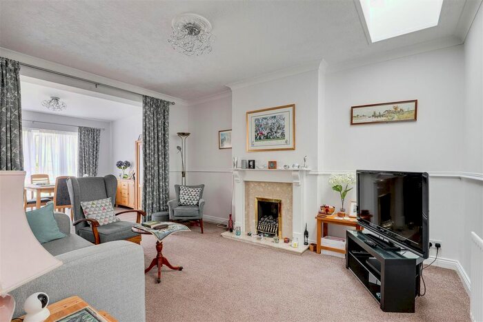 2 Bedroom Detached Bungalow For Sale In Waddington Drive, West Bridgford, Nottinghamshire, NG2