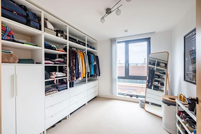 2 Bedroom Flat For Sale In Queensway, Nobel House, RH1