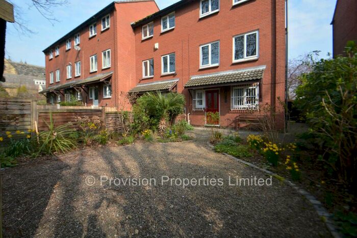 2 Bedroom Town House To Rent In Well Close Rise, City Centre, Leeds, LS2