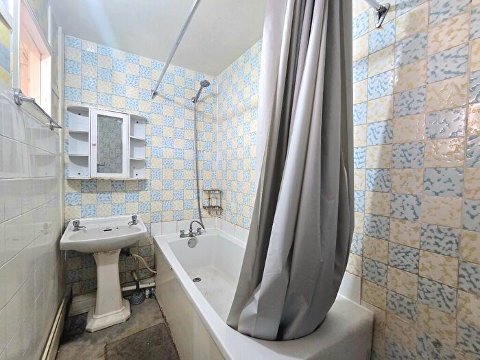2 Bedroom Apartment To Rent In Whitehorse Road, Croydon, London, CR0