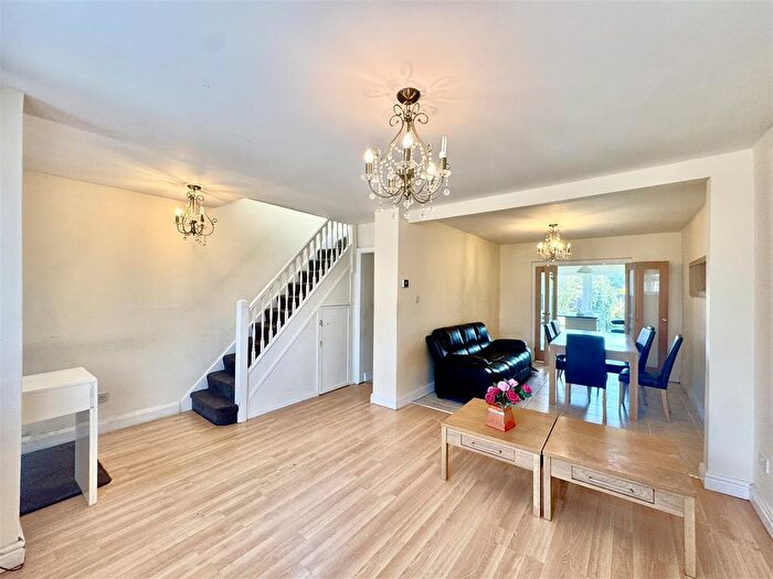 3 Bedroom Semi-Detached House To Rent In Oxford Avenue, Hayes, UB3