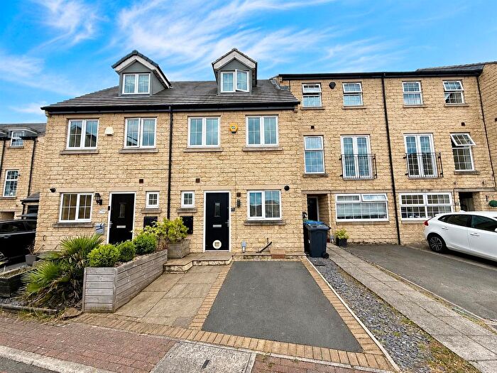4 Bedroom Town House For Sale In Far Highfield Close, Idle, Bradford, BD10