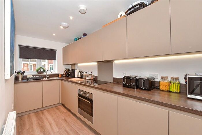 3 Bedroom Semi-Detached House For Sale In The Glebe, Yalding, Maidstone, Kent, ME18