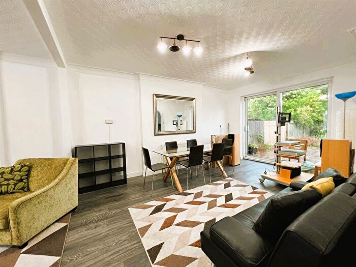 3 Bedroom Semi-Detached House To Rent In Friars Way, Acton, W3