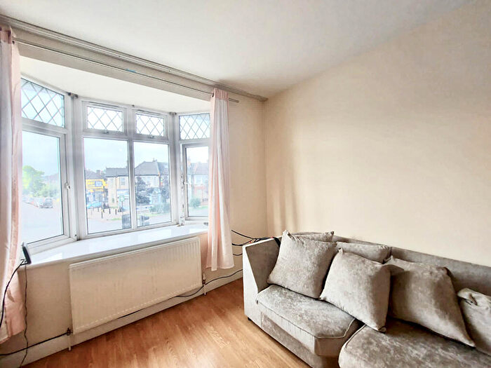 2 Bedroom Flat To Rent In Bowes Road, N11