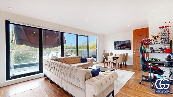 2 Bedroom Penthouse For Sale In Embassy Court, Bounds Green Road, London, N11
