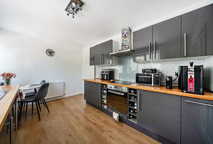 1 Bedroom Flat For Sale In Crowland Walk, Morden, SM4