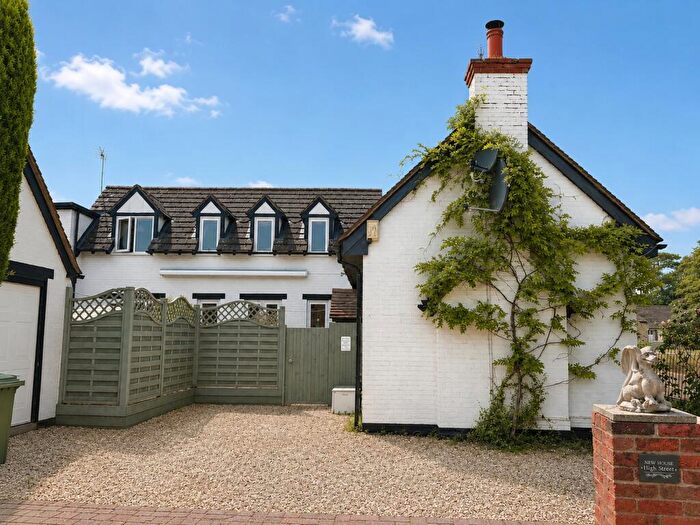 5 Bedroom Link Detached House For Sale In High Street, Fernham, Faringdon, Oxfordshire, SN7