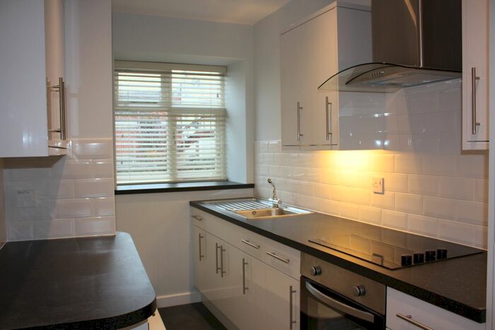 1 Bedroom Flat To Rent In High Street, Daventry, Northants., NN11