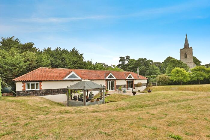 4 Bedroom Barn Conversion For Sale In Woodrising Road, Cranworth, IP25