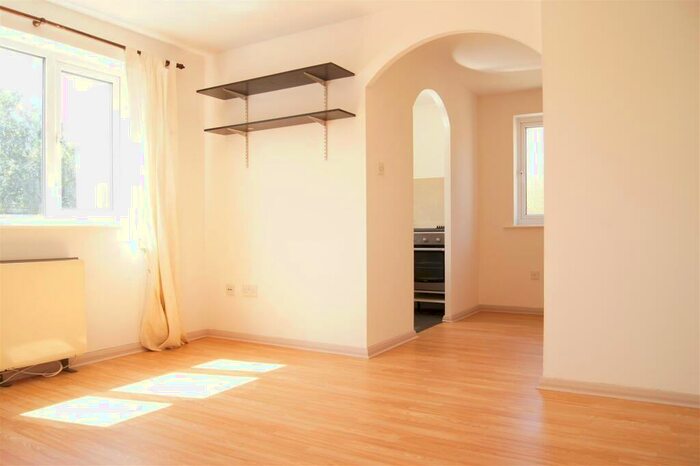 Studio To Rent In Streamside Close, London, N9