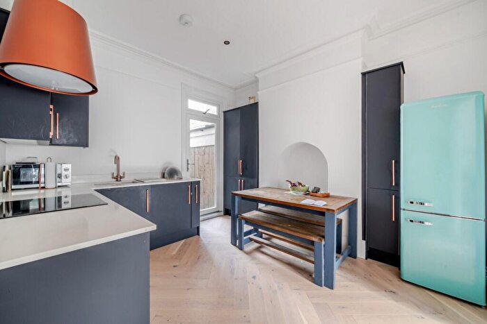 3 Bedroom Flat To Rent In Gosberton Road, London, SW12