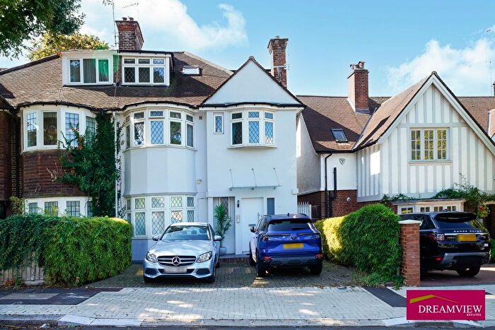3 Bedroom Flat For Sale In North End Road, Golders Green, NW11