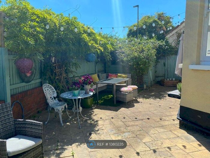 2 Bedroom Semi-Detached House To Rent In Bulwer Road, Herts, EN5