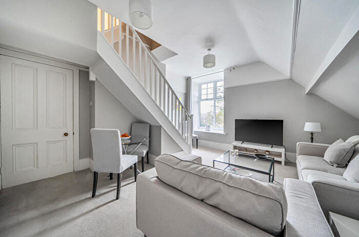 2 Bedroom Flat For Sale In Hayes Lane, Kenley, CR8