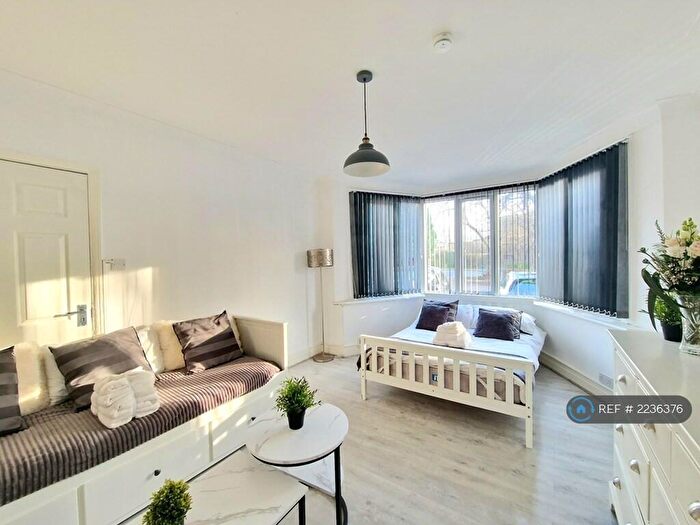 Studio To Rent In Bramley Road, London, N14