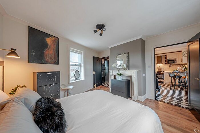 1 Bedroom Penthouse For Sale In Valley Drive, Harrogate, HG2