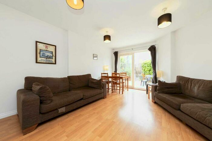 3 Bedroom Flat To Rent In Marcon Place, Hackney Central, E8