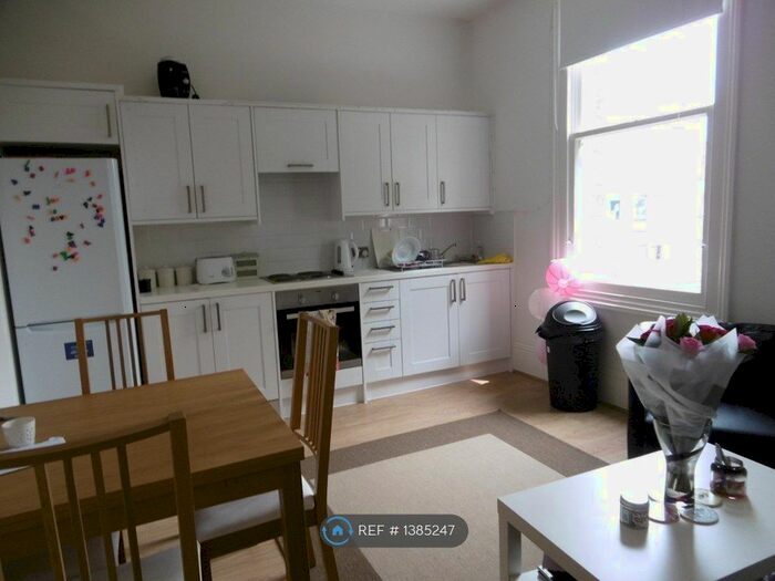 3 Bedroom Flat To Rent In Carlton Drive, London, SW15