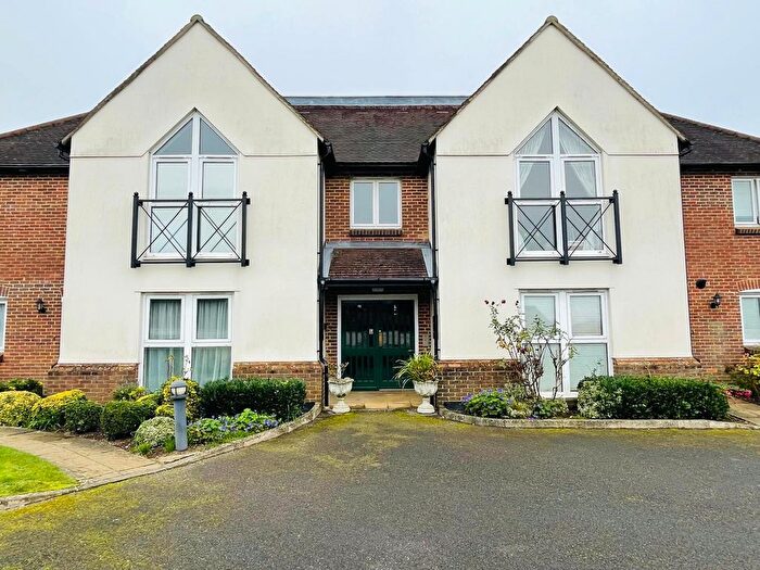 3 Bedroom Flat To Rent In Clarendon Mews, Parkers Lane, Ashtead, KT21
