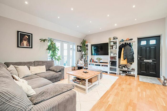 2 Bedroom Coach House For Sale In Oakgrove, Caterham, CR3
