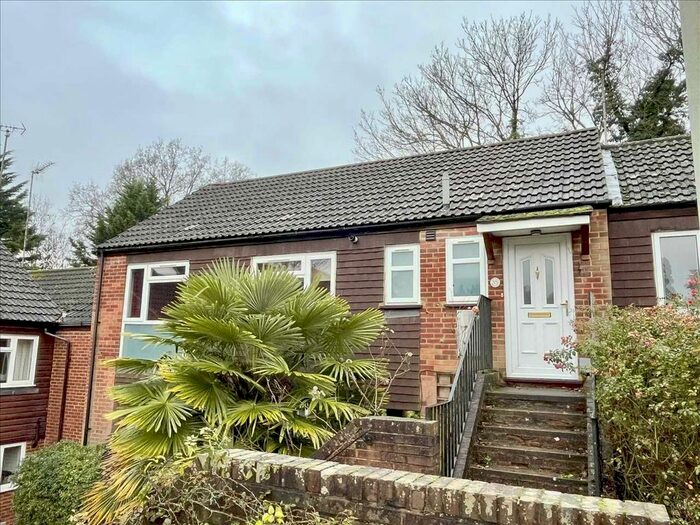 2 Bedroom Flat To Rent In Kemp Place, Bushey ., WD23