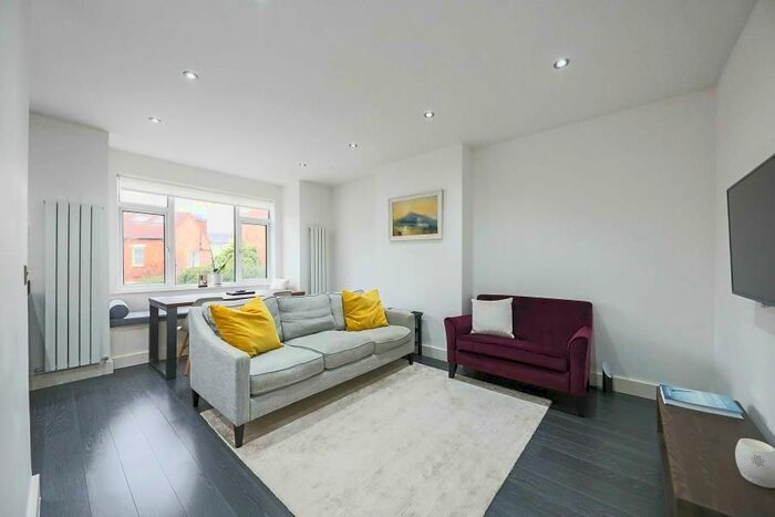3 Bedroom Flat To Rent In Chandos Avenue, London, W5