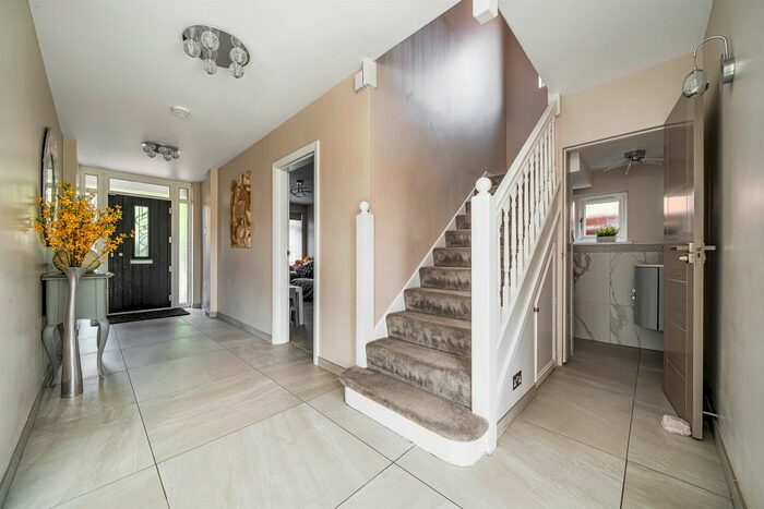 4 Bedroom Detached House For Sale In Village Road, Enfield, EN1