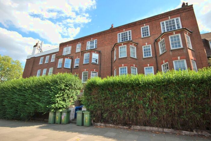 3 Bedroom Flat To Rent In East Dulwich Road, SE22