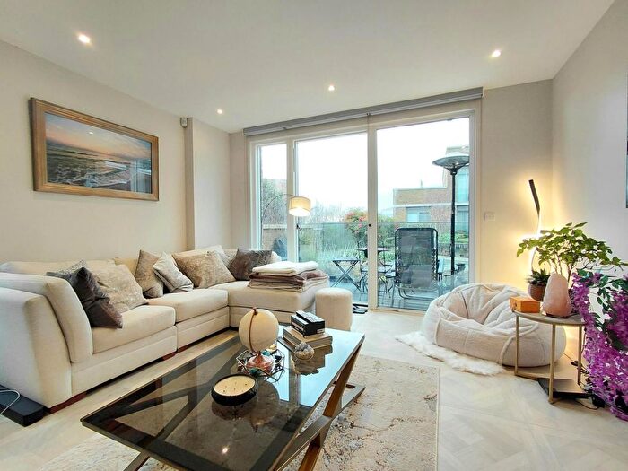 2 Bedroom Flat To Rent In Northway House, Whetstone, London, N20