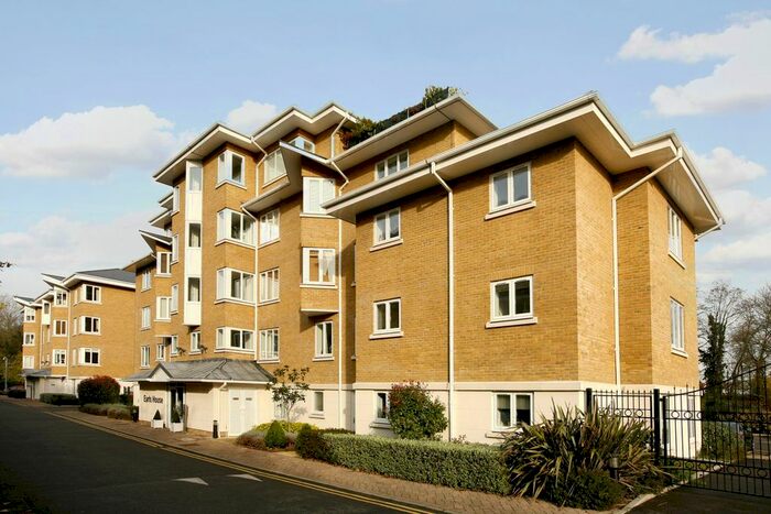 2 Bedroom Flat To Rent In Strand Drive, Kew, TW9