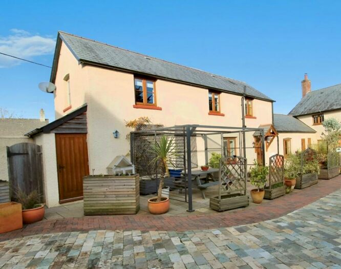 2 Bedroom Cottage For Sale In Colestocks Barns, Colestocks, EX14
