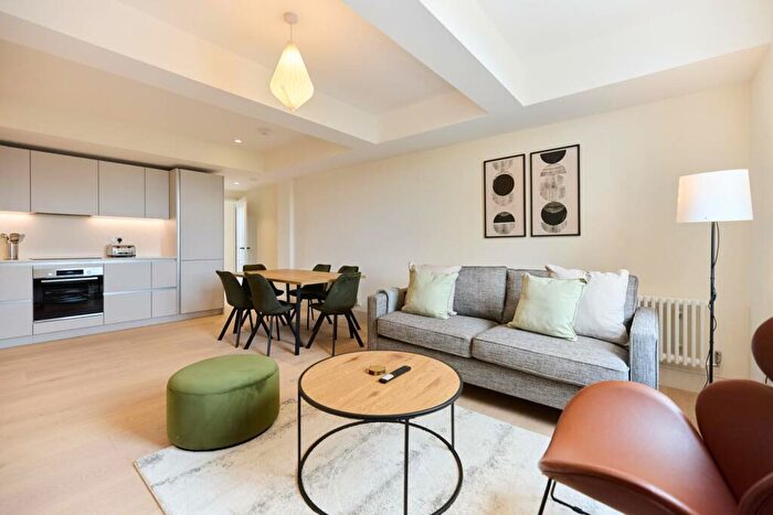 3 Bedroom Flat To Rent In Mile End Road, Mile End, London, E1