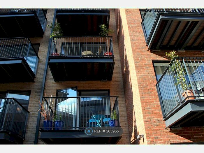 2 Bedroom Flat To Rent In Carney Place, London, SW9