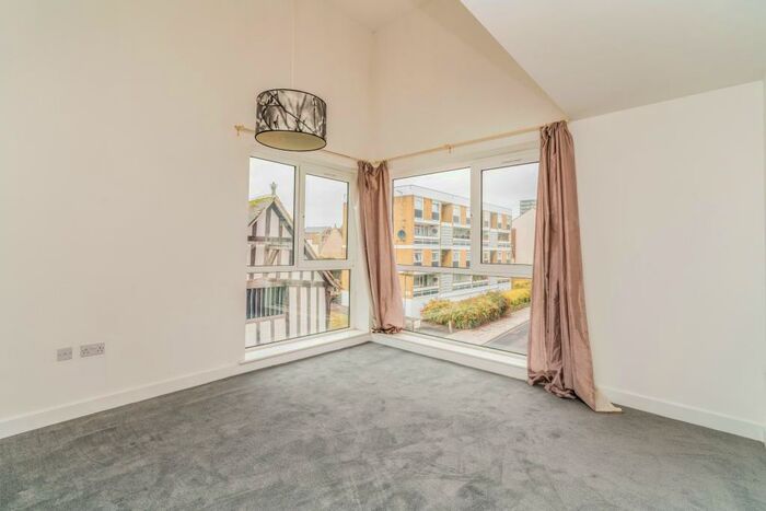 2 Bedroom Flat To Rent In French Court, Castle Way, Southampton, SO14