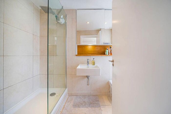 2 Bedroom Flat To Rent In Caspian Wharf, Bow, London, E3