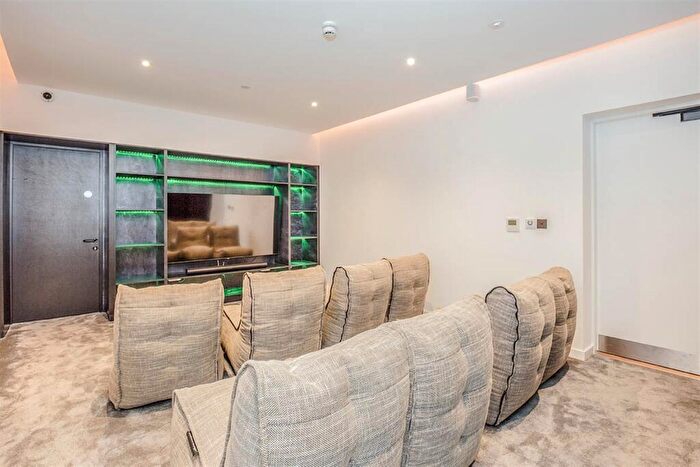 2 Bedroom Flat To Rent In Bedroom Property In Trafford Park, Manchester, M17