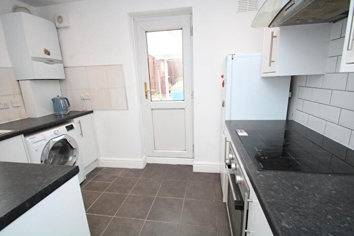 2 Bedroom Flat To Rent In Swallowdale, South Croydon, CR2