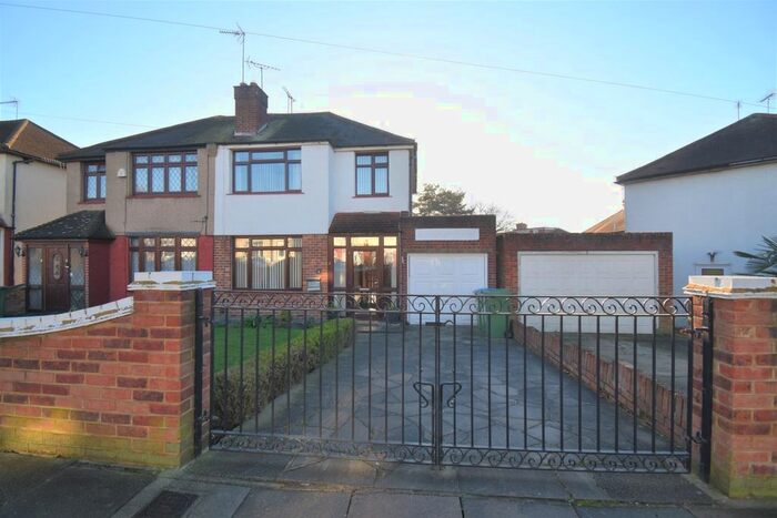 3 Bedroom Semi-Detached House To Rent In Duncroft, London, SE18