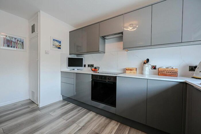 2 Bedroom Flat For Sale In Eastern Esplanade, Thorpe Bay, Southend-On-Sea, SS1