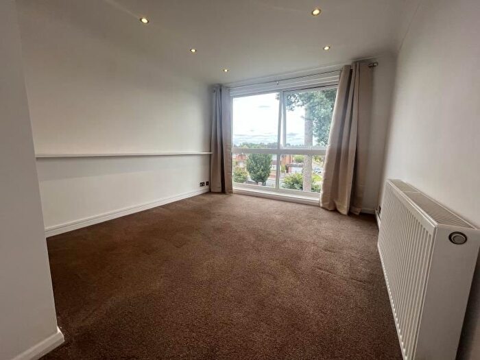 3 Bedroom Flat To Rent In Rydens Road, Walton-On-Thames, KT12