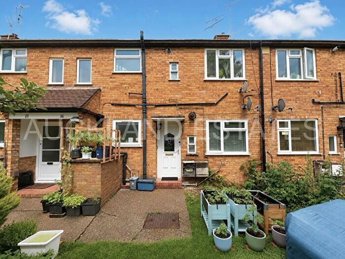 1 Bedroom Ground Maisonette For Sale In Great Slades, Potters Bar, EN6