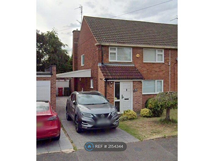 3 Bedroom Semi-Detached House To Rent In Barton Road, Slough, SL3