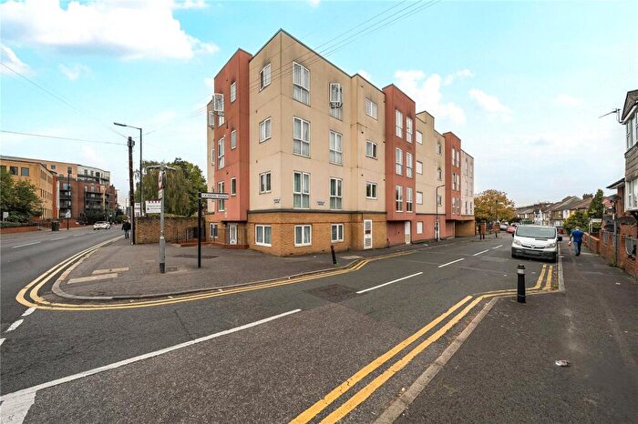 2 Bedroom Apartment For Sale In Stoke Road, Slough, Berkshire, SL2