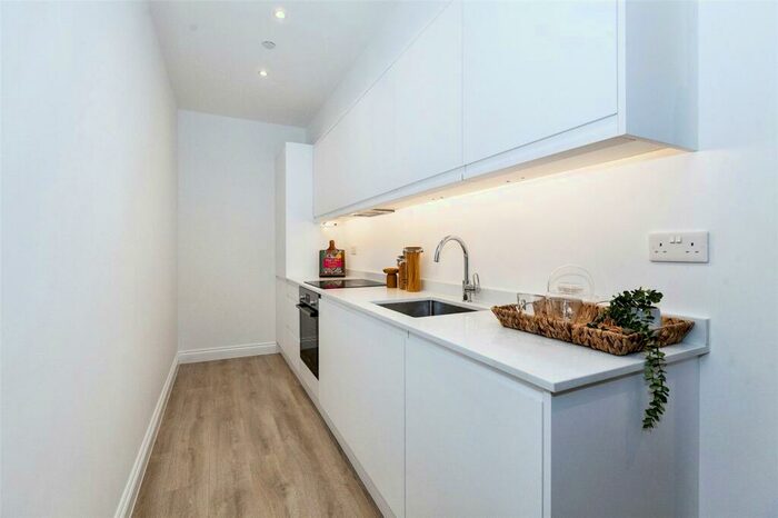 2 Bedroom Flat For Sale In London Road, Slough, Berkshire, SL3