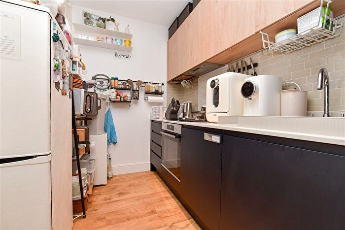 1 Bedroom Flat For Sale In St. Martin's Walk, Dorking, Surrey, RH4
