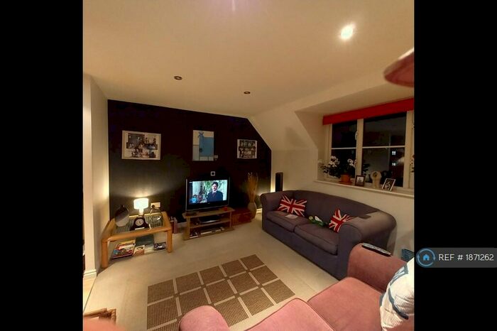 2 Bedroom Flat To Rent In Stewart Place, Ware, SG12