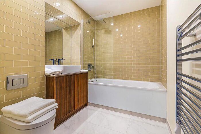 Apartment To Rent In Duckman Tower, Lincoln Plaza, Canary Wharf, London, E14