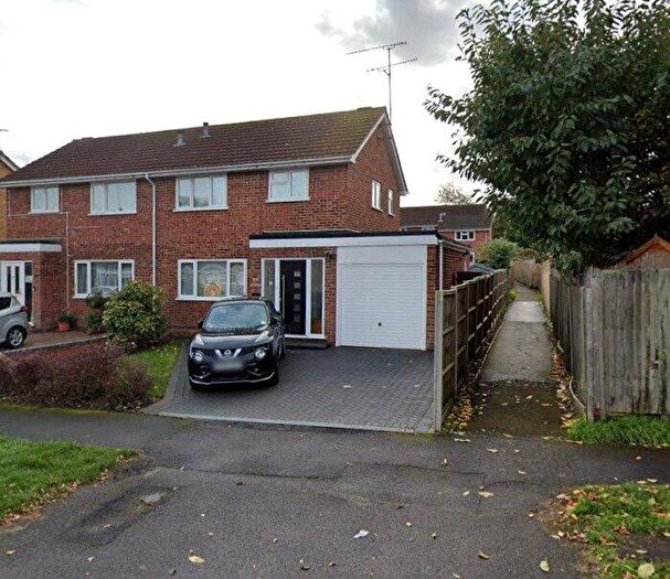 3 Bedroom Semi Detached House For Sale In Lymington Avenue, Yateley, Hampshire, GU46