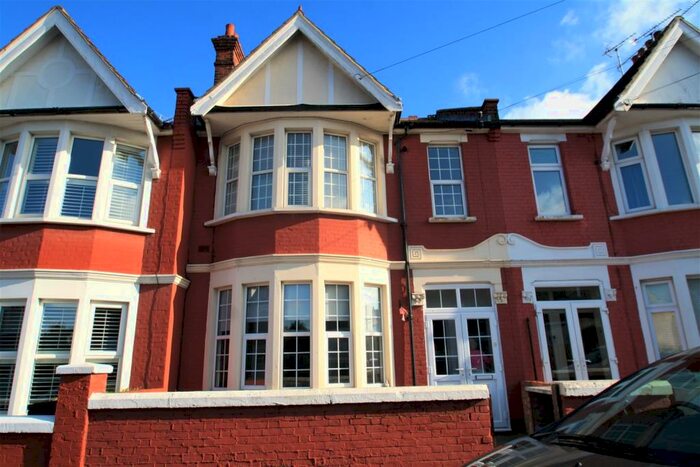 2 Bedroom Flat To Rent In Southbourne Grove, Westcliff-On-Sea, SS0